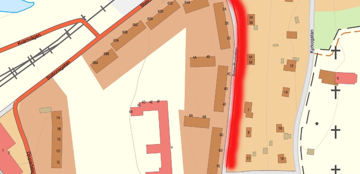 Under vecka 42, med start den 16 oktober, kommer Smedbygatan delvis att vara avstängd för parkering. Detta beror på att Global Connect ska gräva ner fiberkabel efter vägkanten. De avsnitt där man inte får parkera kommer att stängas av med grindar, som flyttas fram bitvis dag för dag. Den totala sträckan som berörs är cirka 300 m framför hyreshusen (se röd markering på bilden). Stiftelsen Björkåsen kommer att lämna information i trapphusen för att informera de hyresgäster som brukar parkera på gatan.